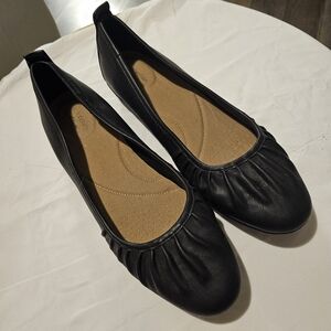 🌺 Clark's Black Ballet Slip-on Flats